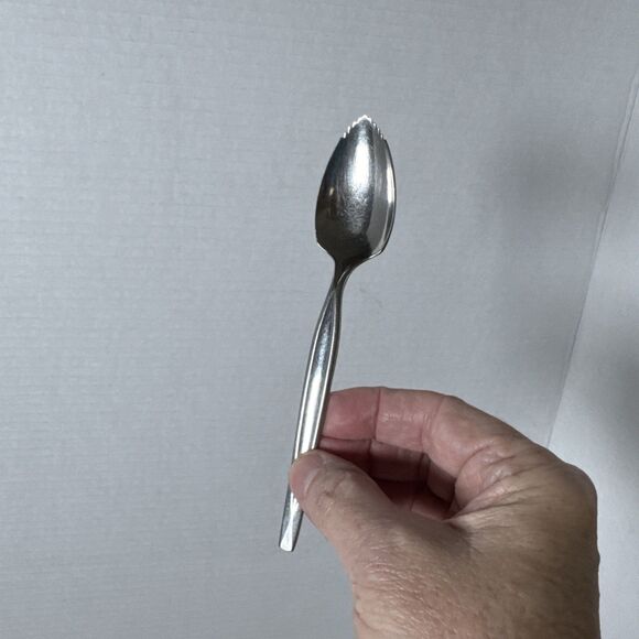 WM Rogers 4 Grapefruit Spoons Orange Citrus Fruit Silverplate Serrated Tip T… - Picture 4 of 10